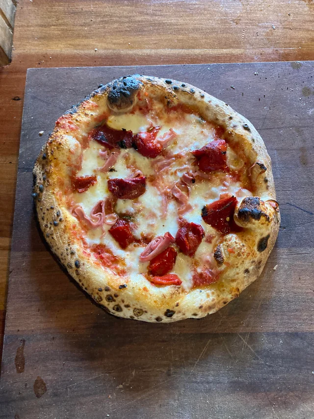 Pizza de jamón y morrón