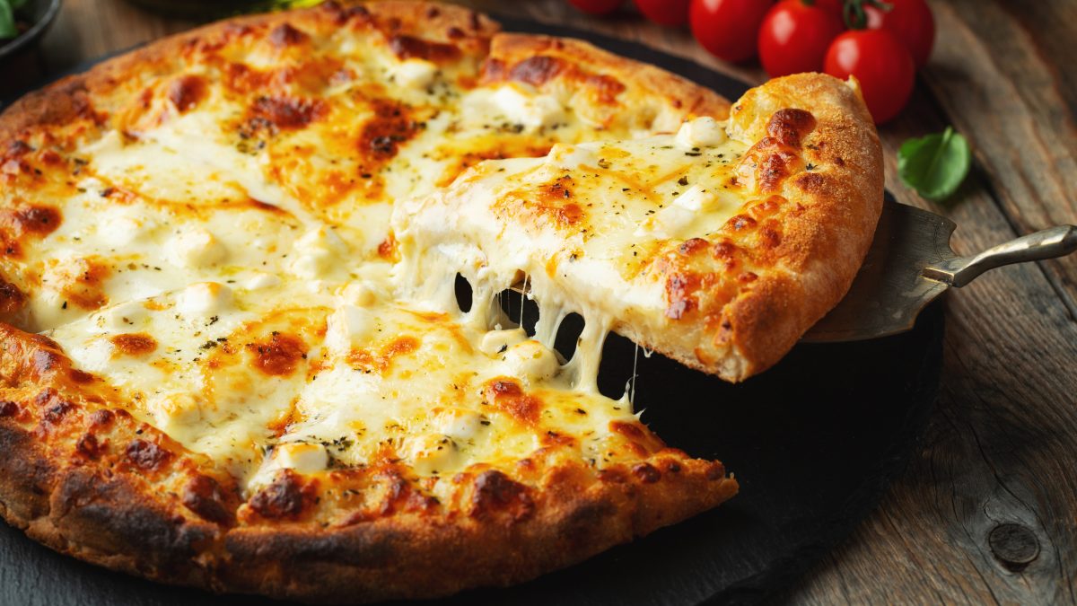 Pizza muzzarella recién salida del horno