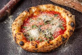 Pizza napolitana con tomate fresco